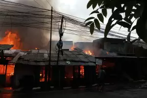 Kompor Meledak, 6 Kios Pedagang di Pasar Rebo Ludes Terbakar
