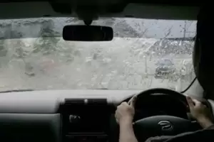 Tips Aman Berkendara di Musim Hujan, Ini yang Perlu Dipersiapkan