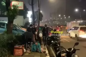 Hantam Jalan Berlubang, Kurir Bunga Jatuh Terseret hingga 2 Meter di Gatot Subroto