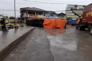 Akibat Jalan Rusak, Truk Terguling di Dadap Tangerang