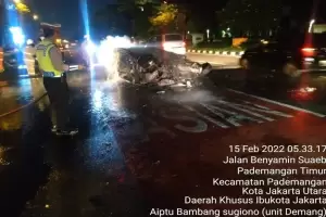 Mobil Minibus Terbakar di Jalan Benyamin Sueb