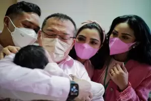 Sambut Kelahiran Cucu, Anang Hermansyah dan Keluarga Kompak Pakai Baju Pink