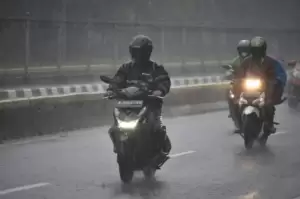4 Bahaya Gunakan Jas Hujan Ponco, Bisa Berakibat Fatal!