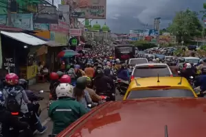 Horor Macet Puncak-Jakarta: Mobil Mogok, Keluarga Diungsikan ke Wisma