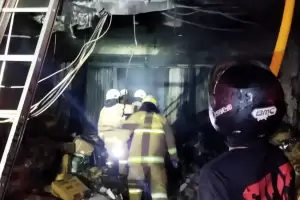 Ruko 3 Lantai di Taman Sari Terbakar, 100 Personel Damkar Dikerahkan