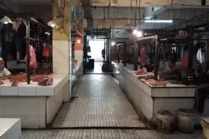 Takut Ditinggal Pelanggan, Penjual Daging Sapi di Pasar Kramat Jati: Kita Tetap Jual Rp130 Ribu per Kilogram