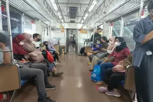 Commuter Line Cabut Marka Jarak di Bangku KRL, Ngobrol Tetap Dilarang