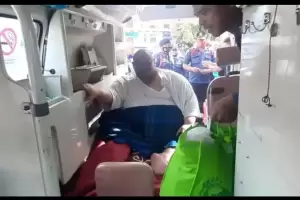 Petugas Pemadam Kebakaran Evakuasi Pria dengan Berat Badan 180 Kilogram di Bogor