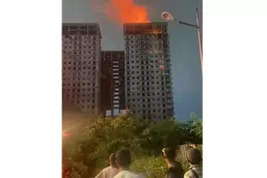 Gedung Pencakar Langit Mangkrak di Cengkareng Terbakar