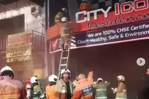 Hotel City Icon Residence Mangga Besar Terbakar, 6 Unit Damkar Diterjunkan