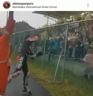 Aleix Espargaro Penuhi Janji Melempar Helm MotoGP ke Tribun Penonton