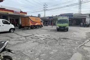 Jalan Rusak Banyak Makan Korban, Warga Batuceper Tuntut Pemkot Tangerang Lakukan Perbaikan