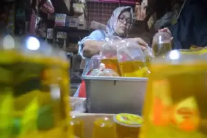 Minyak Goreng Curah Tembus Rp20.000 per Liter, Pedagang Pasar: Menyakitkan