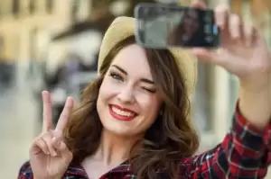 Hasil Riset Sebut Kebiasaan Selfie Akan Membuat Hidung Membesar