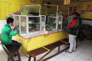 Jakarta PPKM Level 2, Anies: Warteg dan Restoran Buka hingga Pukul 22.00 WIB, Kapasitas 75 Persen