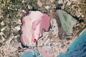Uniknya Laguna 2 Warna di Kota Pelabuhan Torrevieja Spanyol