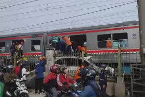 KRL Commuter Line Tabrak Mobil di Depok, Pengendara Alami Luka Parah