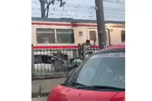 Sakti! Detik-detik Pengemudi Keluar dari Mobil Hancur Tertabrak KRL di Citayam