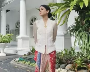 Maudy Ayunda Pakai Kebaya Putih di Hari Kartini, Disebut Cantiknya Bukan Editan