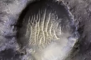 Uniknya Kawah di Pusat Planet Mars, Terlihat Seperti Sidik Jari Manusia