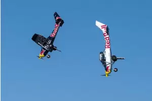 Duo Red Bull Air Force Lakukan Atraksi Ekstrem dengan Bertukar Pesawat di Tengah Penerbangan