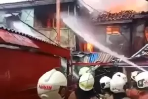 Ledakan Listrik, 30 Rumah di Gambir Jakpus Hangus Terbakar
