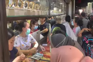 Toko Emas di Bekasi Diserbu Warga untuk Mejeng saat Lebaran