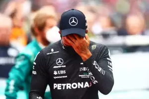 Penasihat Red Bull Sarankan Lewis Hamilton Pensiun