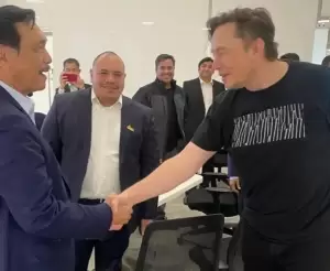 Elon Musk Ketemu Luhut Pakai Kaos Harga Rp400.000-an