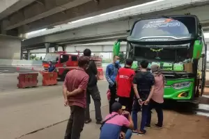 Cerita Pemudik! Ingin Cepat Nyampe Kampung, Busnya Malah Mogok di Tol Cikampek