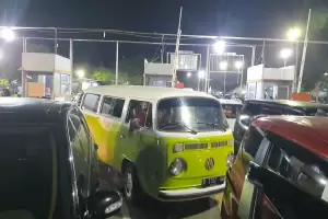 Tunggangi VW Kombi Antik, Pemudik Asal Bogor Boyong Keluarga Nyeberang ke Sumatera