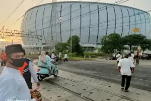 Petugas Jaga Ketat Perlintasan Depan Stadion JIS Jelang Salat Id