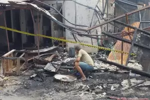 Kisah Pilu Pedagang Pasar Kemiri Depok Mengais Barang Berharga di Sisa Kebakaran