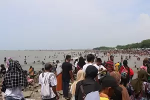 Hari Ini Pengunjung Pantai Tanjung Pasir Masih Membeludak