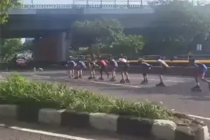 Viral! Rombongan Pemain Sepatu Roda Meluncur di Jalan Raya Jakarta, Netizen Geram