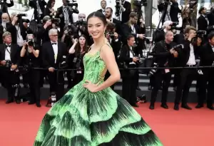 Anggunnya Raline Shah Pakai Gaun Hijau di Karpet Merah Festival Film Cannes 2022