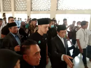 Mesut Ozil Salat Jumat di Masjid Istiqlal, Datang Kenakan Peci Hitam