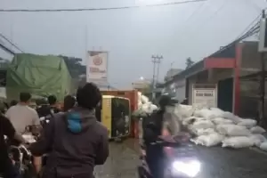 Jalan Tak Rata, Truk Bermuatan Karung Jerami Terguling di Pasar Kemis