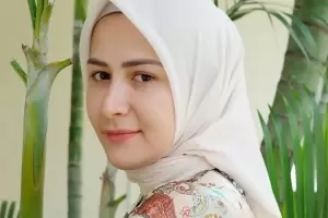 Rina Diana Jadi Mualaf, Mantap Masuk Islam usai Lihat Orang Sholat