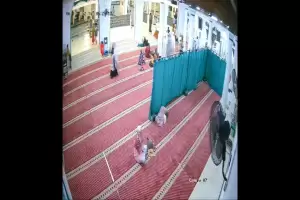 Maling HP di Masjid Luar Batang Jakut Terekam CCTV