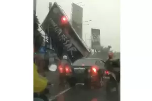Hujan Angin Terjang Billboard di Tangsel