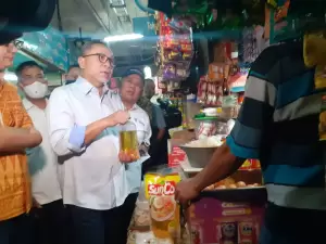 Blusukan Perdana ke Pasar Cibubur, Mendag Zulhas Shock Harga Sembako Naik Semua