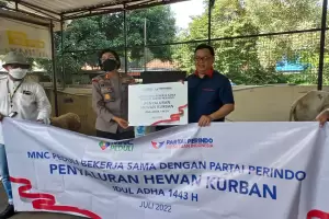 Bersama Perindo, MNC Peduli Salurkan Hewan Kurban ke Polsek Menteng