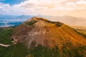 Gara-gara Ponsel, Turis AS Jatuh ke Kawah Gunung Berapi Vesuvius di Italia