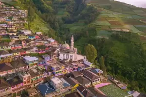 6 Tempat Wisata Populer di Indonesia, Ada Nepal Van Java