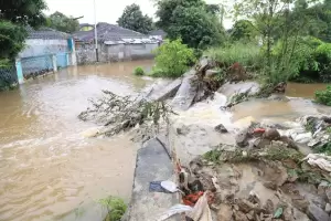 Banjir di Perumahan Pinang Tangerang Disebabkan Tanggul Jebol