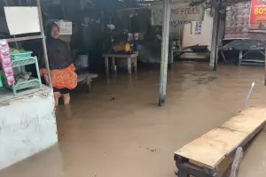 Puluhan Warga Mengungsi Akibat Banjir di Kembangan Utara