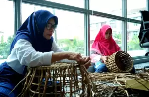 Dukung Srikandi UMKM di Makassar, PLN Gelar Pelatihan dan Pengembangan Enceng Gondok