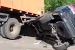 Orang Tua Bella Shofie Alami Kecelakaan, Mobil Ringsek Dihantam Truk