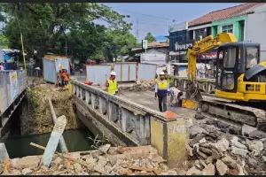 Revitalisasi Jembatan Kali Cipinang Dimulai, Jalan Lapangan Tembak Macet Parah